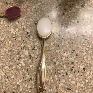Tarte foundation paddle brush